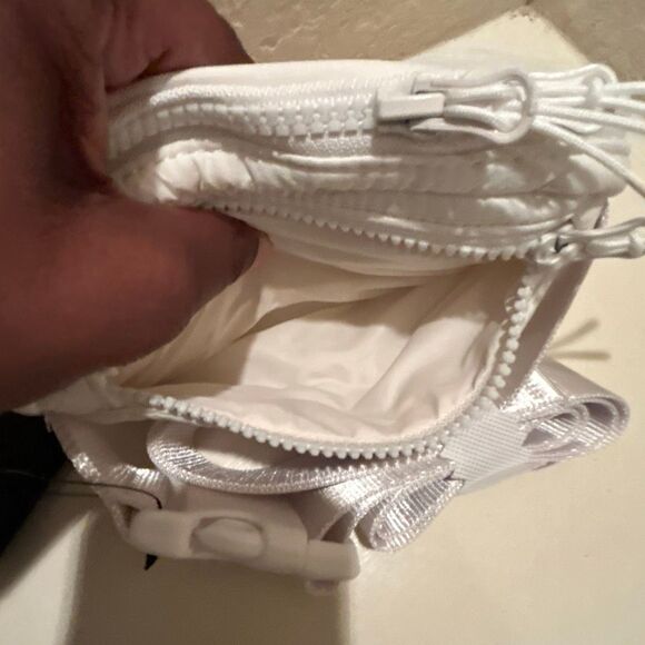 Fabletics Essential Puffer Belt Bag Beige Sporty Fanny Pack Winter Gym Athletic - Picture 4 of 8